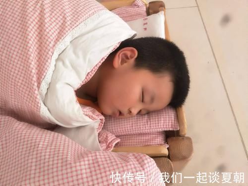 午睡|老师将一孩子午睡发群里,家长群一下炸了,亲妈认领:我家娃没错