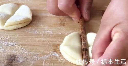 油饼|早餐不要出去买了,面粉里加1个鸡蛋,筷子一搅,2分钟就能吃