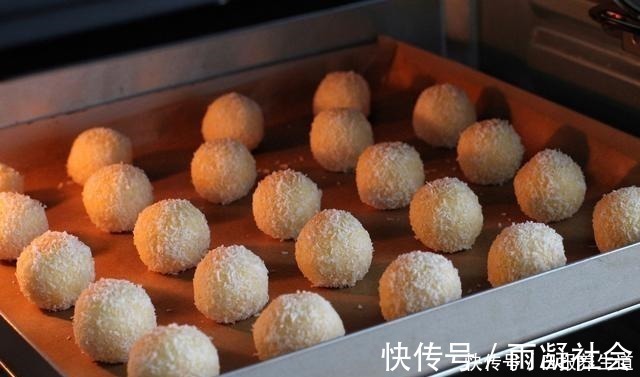 做这小甜点无需基础,金黄诱人、椰香十足,一口一口根本停不下来