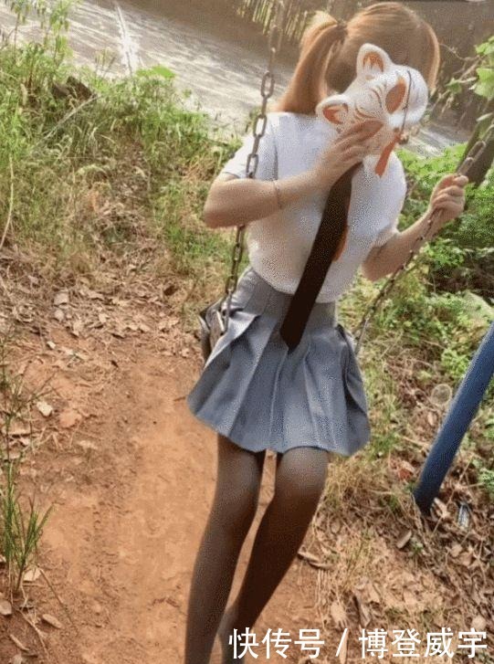 百褶裙|气质小姐姐,身材丰腴穿超短百褶裙+黑丝袜,网友:太迷人