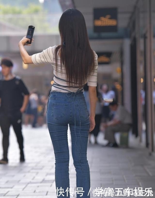 高腰 条纹针织服,搭配高腰牛仔裤,女神范十足,尽显姣好身材