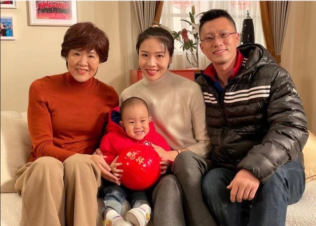 郎平和|孙子孙女齐了!郎平抱着2岁胖孙子喜笑颜开,郎奶奶满眼都是慈爱