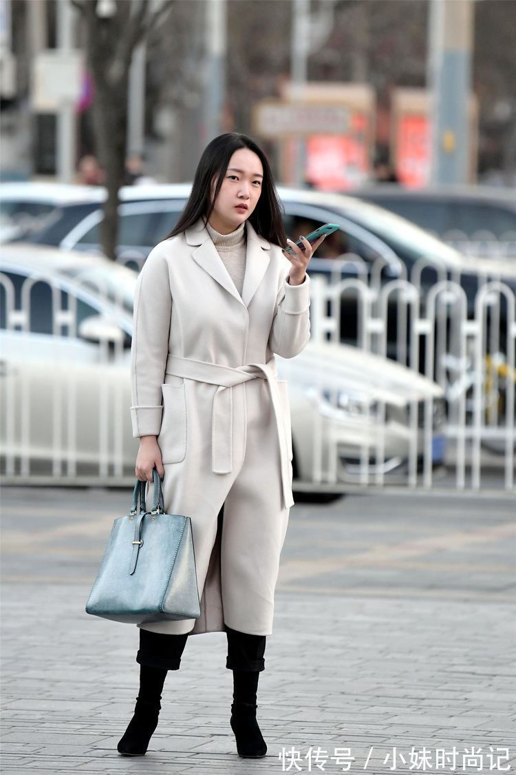 美女 街拍:美女?尖头短靴搭配宽松的裤子,一件米白色风衣,非常个性