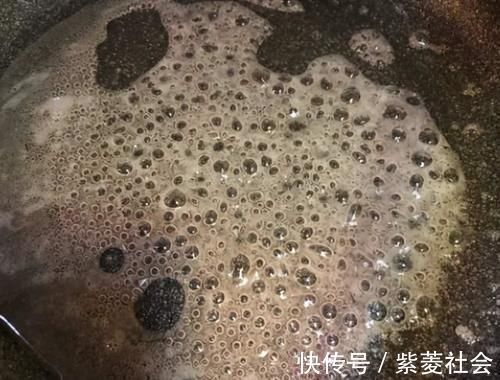 花生米加上一把干淀粉,香甜酥脆味道好,我家一周吃3次,不返潮