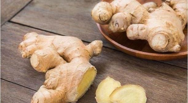 身体|睡前用“生姜贴肚脐”,坚持一个月,身体会悄悄出现3种“变化”