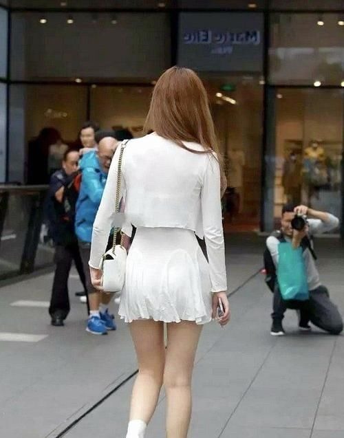 https://p.ssl.img.360ku女超人姐姐:纯白连衣裙气质十足,独有一份时尚魅力!