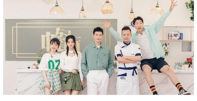 合影|《中餐厅》宁静丁真齐晒合影，换了造型师的丁真，果然气质也变了
