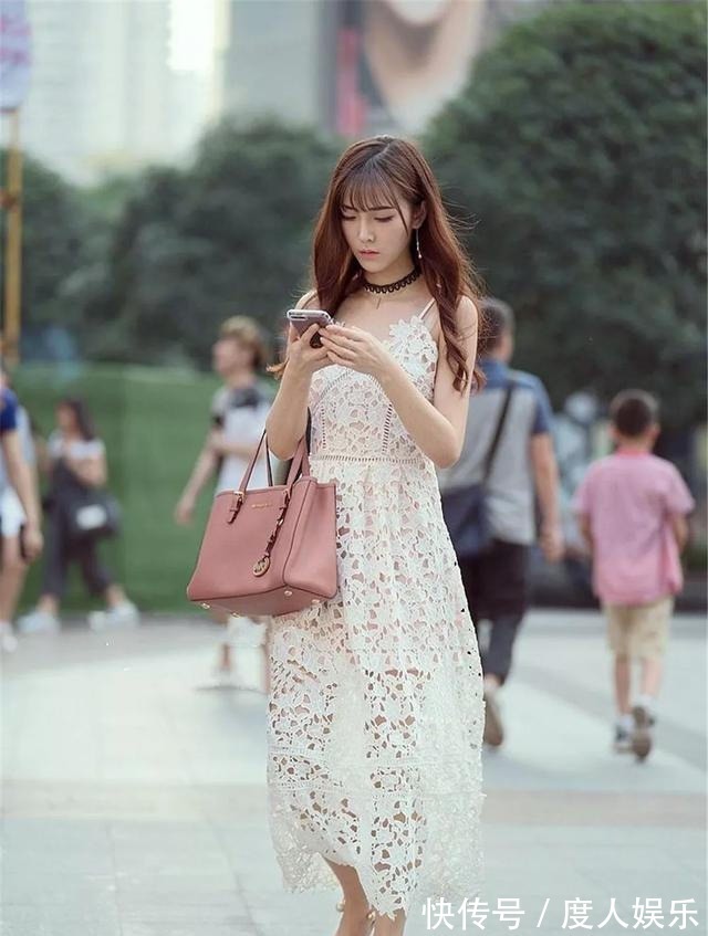 酒红色 美女连衣裙搭配一双粉色个性的尖头高跟鞋,是凹造型的必备组合