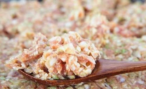 给肉馅去腥,加料酒还是加鸡蛋?分享正确做法,肉馅鲜嫩无腥味