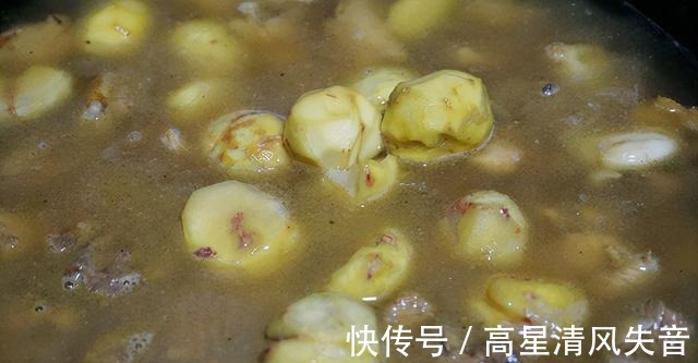 板栗营养丰富,和鸡肉搭配,鲜美又下饭!