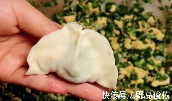 这才是正确的“包饺子”手法,对折再一挤,轻松做出大肚水饺!