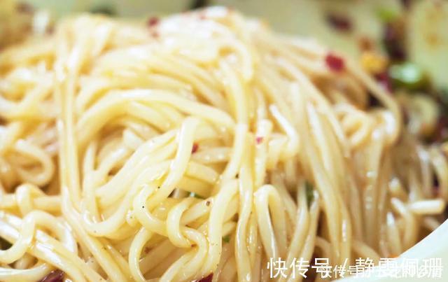 黄瓜|挂面这样做太好吃,鲜辣爽口,荤素营养,6分钟上桌,解馋又美味