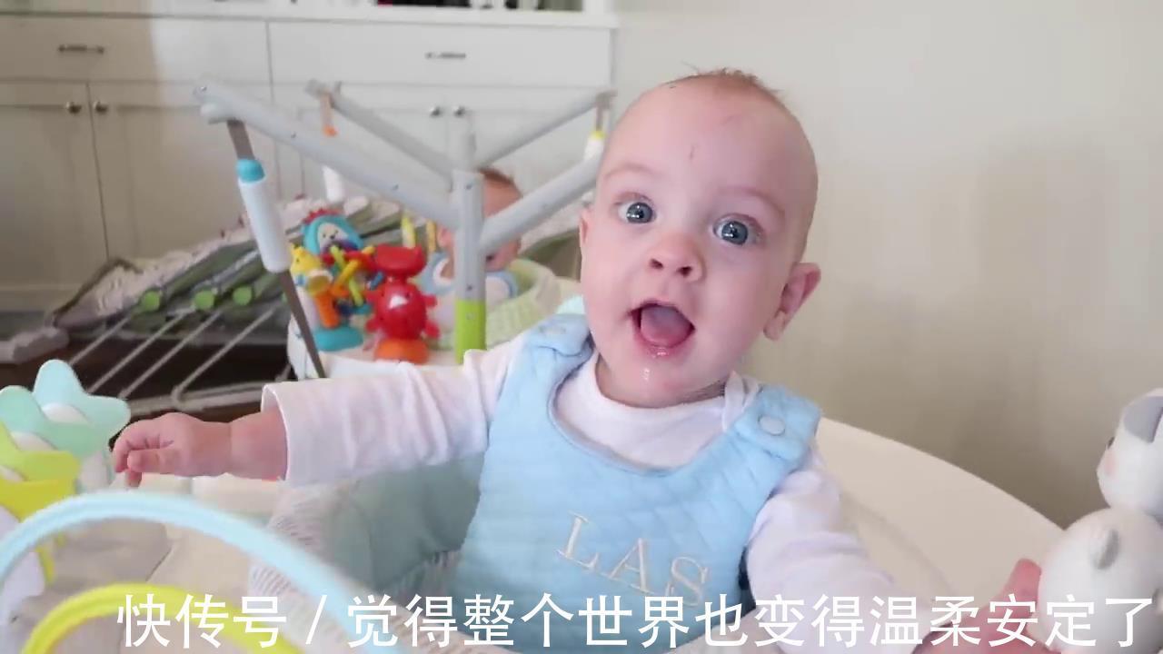 宝妈|5胞胎在客厅等妈妈给自己冲奶粉,一个个张望的小脑袋,太可爱