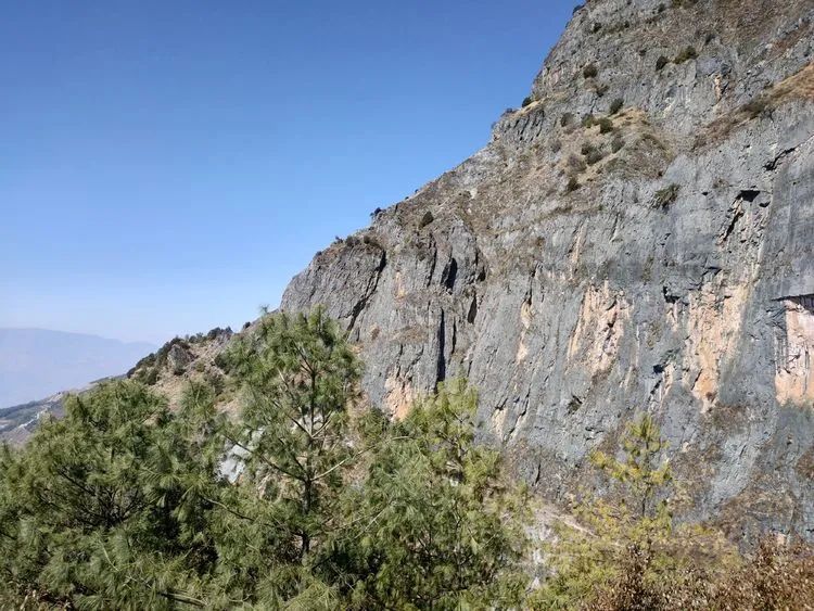 指南村|登顶东川小牯牛山——慈悲殿