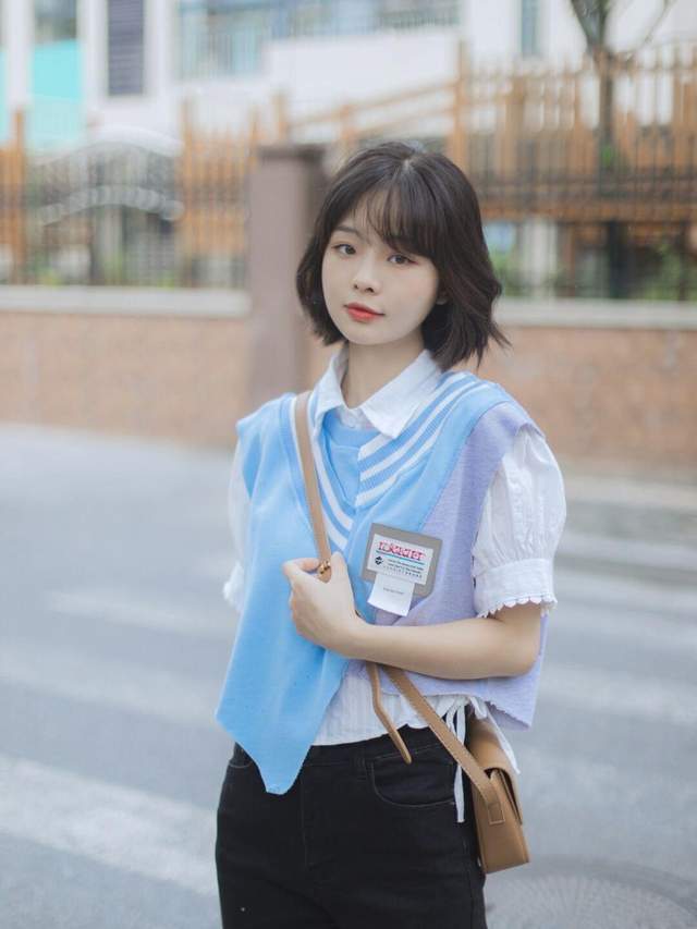 早秋|还在上学的女生可以这样穿,白色卫衣搭配百褶裙,款式百搭又休闲