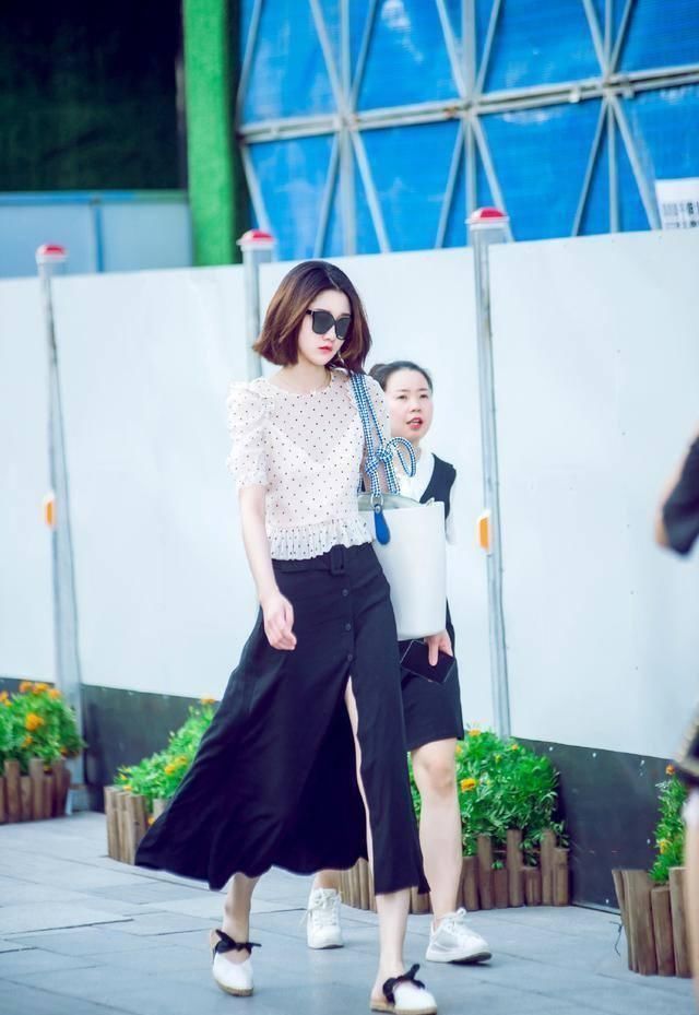 经典的“黑白配”总是穿出路人感学街头达人的穿搭,时髦洋气