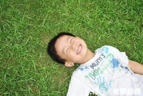 虫子|虫子飞进3岁孙女耳朵,奶奶一个举动救了孩子,医生直夸:有文化