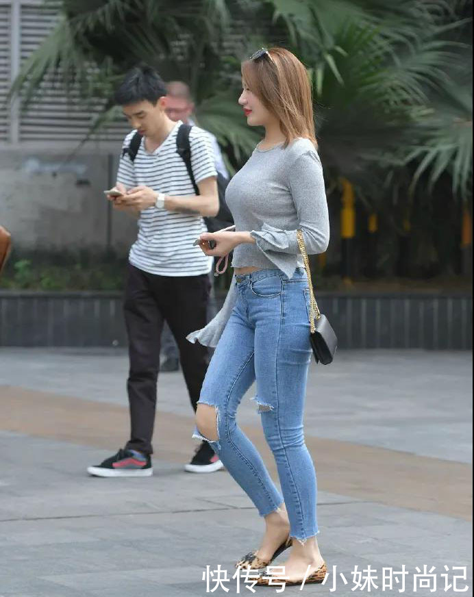 女孩子|街拍：微胖女孩怎样穿更好看 喇叭袖短衫搭配破洞牛仔裤, 时髦性感