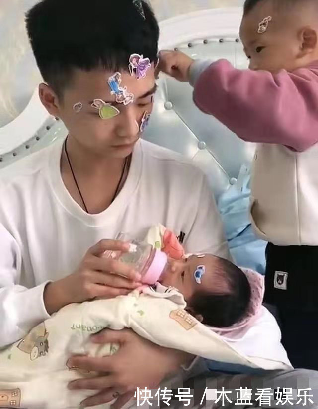 “最嫩奶爸”火了，在家带娃却被误认为是哥哥，妈妈：这是我老公