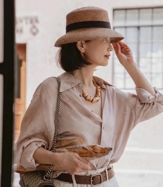 无袖衫 年近60岁却美得优雅,这位中老年妈妈的“气质”穿搭,真值得学