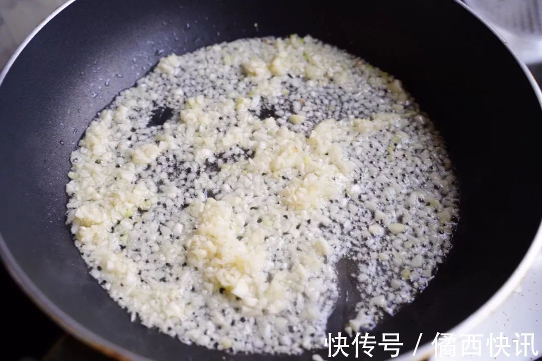 吃8个扇贝要配2头蒜,这样的蒜蓉粉丝蒸扇贝味最正!蒜香超浓郁!