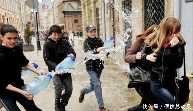 低薪|乌克兰泼水节到底有多好玩呢？男生竟然可以随意围攻女生！