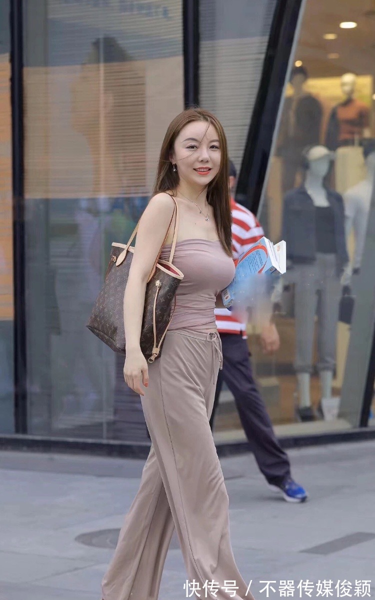小姐姐|肉粉色抹胸搭配浅咖色长裤,小姐姐艳冠绝伦