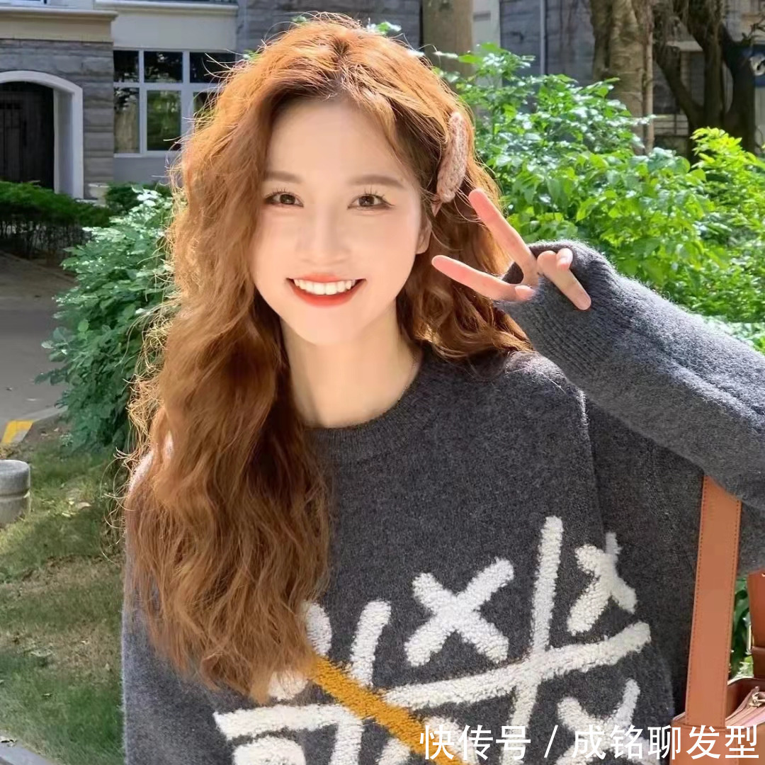 卷形|别再烫大波浪了,今年流行“法式羊毛卷”,显发量又小颜,超洋气