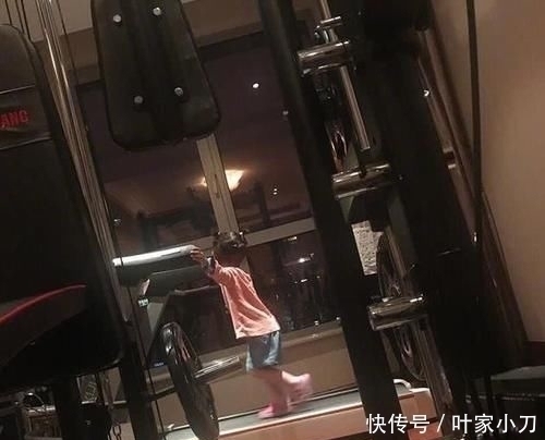 參觀華少住的豪宅，衣帽間塞滿名牌服飾，當主持人撈金能力很恐怖