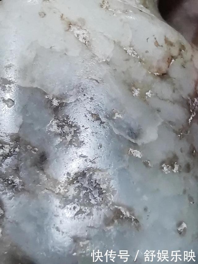 白玉黑沁双孔棱形坠子一般老化特征和老光特征,跟仿品比较