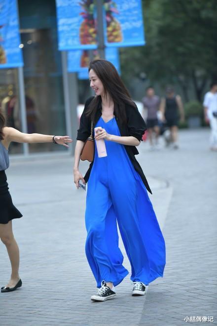 蓝色|非常有特色的一位蓝色裙裤美女