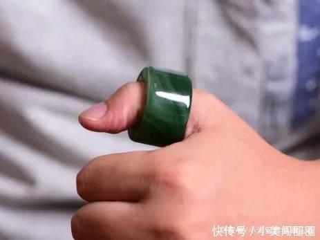 手指|翡翠戒指可别乱戴！戴在不同的手指上，都有着不同的寓意和作用