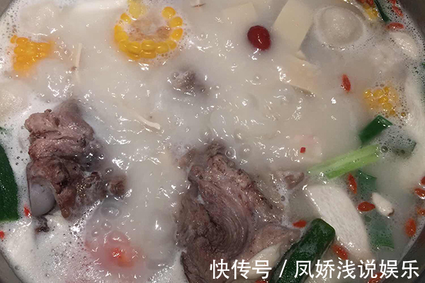 牛奶|年纪大了，骨头容易变脆，专家建议：除了牛奶，也可常吃4物