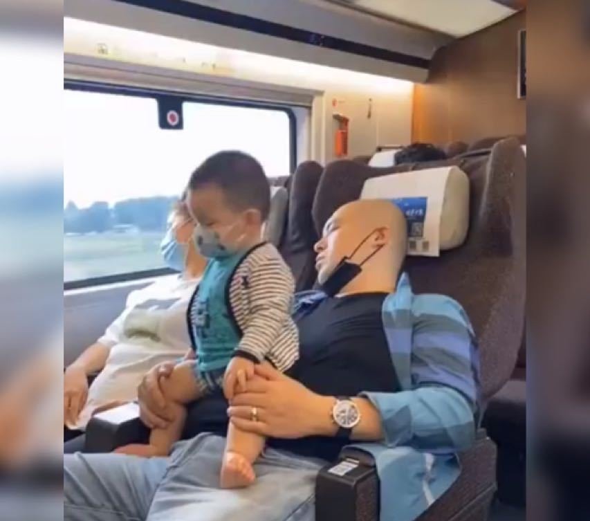 航空管理局|萌娃高铁上替熟睡的爸妈“站岗”火了,网友为这个家付出太多了
