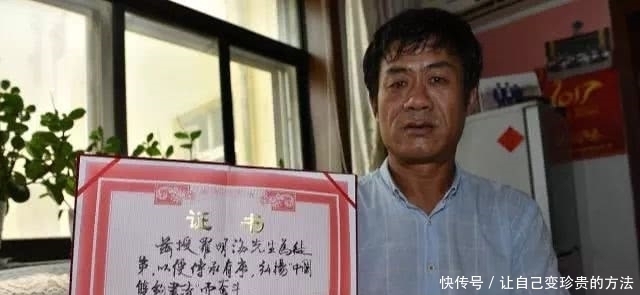 农民!农民大叔自创“无笔飞书”,靠着这手艺年入10万,网友:这不是书法