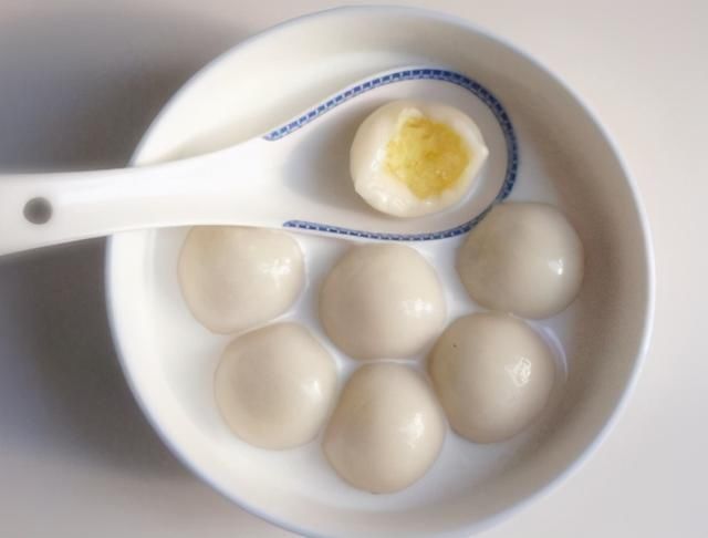 煮汤圆时，开水下锅还是冷水下锅？这样煮，汤圆不粘锅不露馅