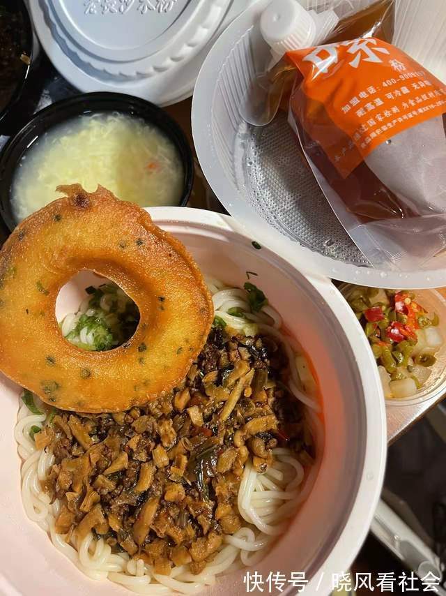 张艺兴点了60份外卖给娱记,自己吃臭豆腐还得报账要发票