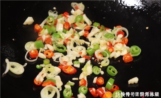 炒丝瓜有人焯水,有人直接炒,难怪不好吃,饭店大厨教你正确做法