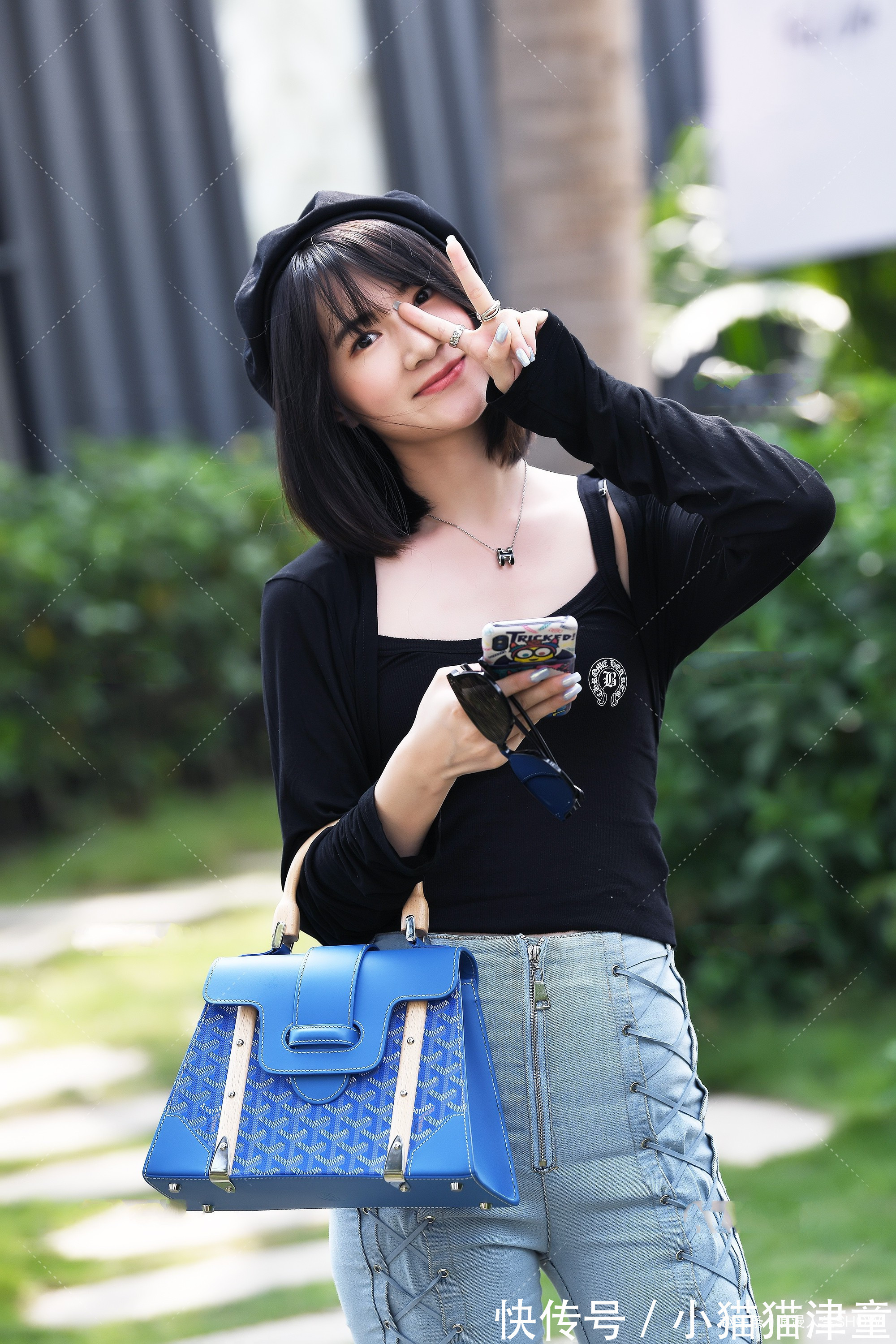 这身衣服 女孩一款特别修身的牛仔裤，搭配U领上衣，俏皮可爱