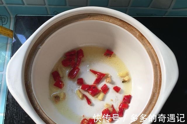 3样食材巧搭配,扔进砂锅炖一炖,汤鲜味美,一大锅连汁都不剩!