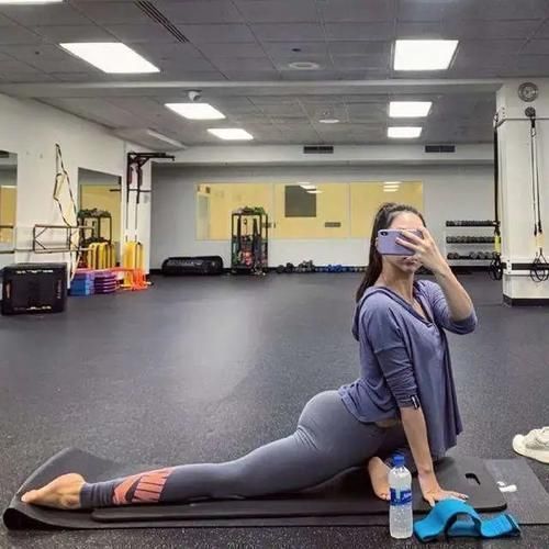 夜店|夜店女王“大象腿”成功抢镜遭女性批丑，却被几十万直男誉为“性感美丽的化身”