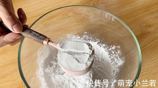 3勺粘米粉1勺糯米粉，搅一搅蒸一蒸，软糯香甜，好吃到停不下来