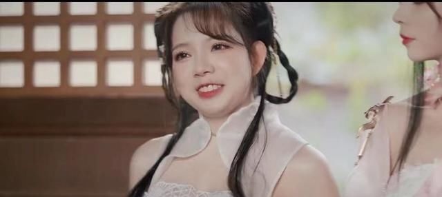 逆水寒OL|王奕萌Cos逆水寒OL翻车,手臂粗壮下巴明显,被调侃 “出肉装”