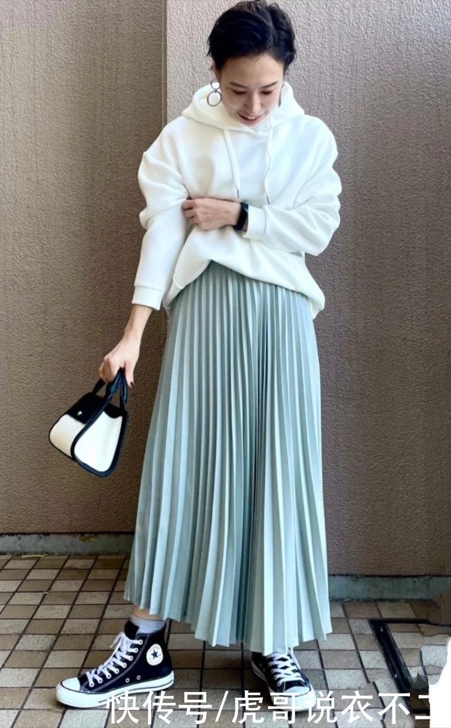 皮衣|“中年矮个女人”穿衣别太随便，学日本素人的搭配，简约又显气质