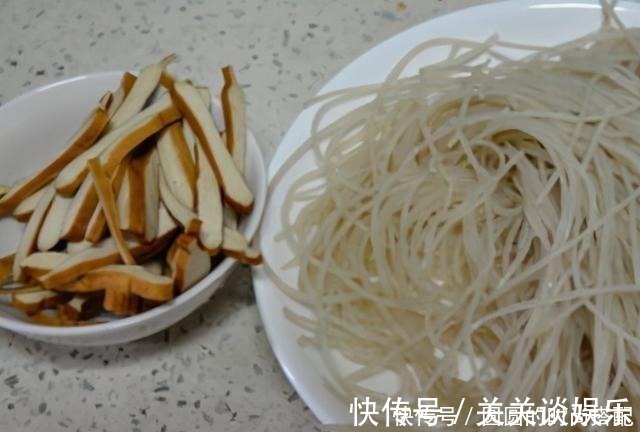 面团|每年冬天,我家必做这素馅包子,5块钱蒸一锅,暄软馅香营养高