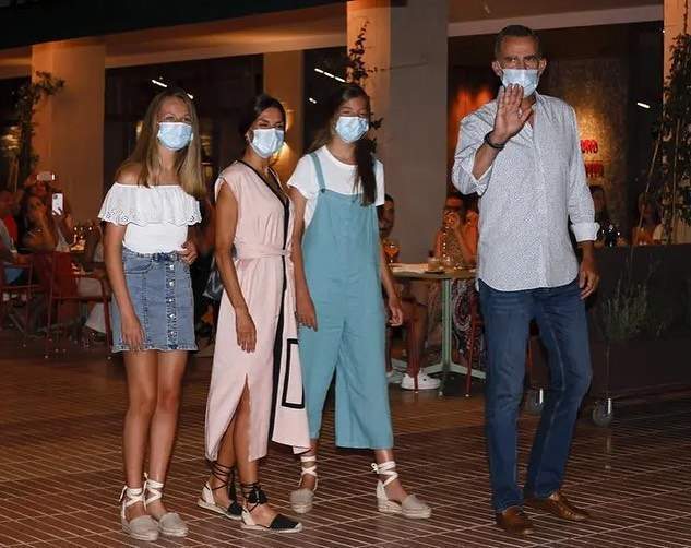 诺拉|西班牙全家集体换装!长公主首次穿一字肩,食指戴戒指渴望恋爱