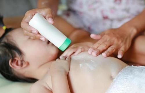 湿巾|三个月的宝宝“淹脖子”，原来是它们惹的祸，宝妈们可别再用了