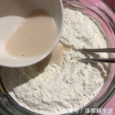 冬天蒸馒头,发面只用酵母就“悲剧”了,放一勺它18分钟发满盆