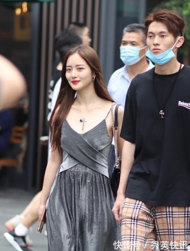 绸缎类 美女选择裙装搭配,让你享受清新,轻松展现自信大方之美!