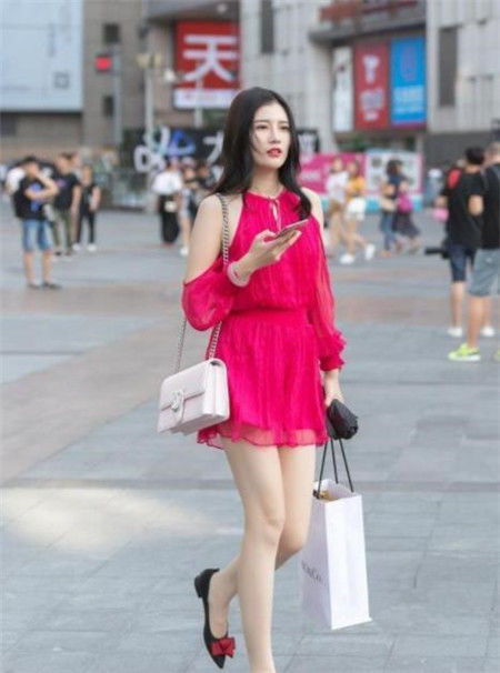 街拍:绰约多姿的美女,紧身上衣的短裤,轻松秀出白皙美腿